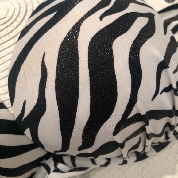 Exposure shot of all my VS bikini bombshells 34D and matching bottoms - Picture 7 of 16